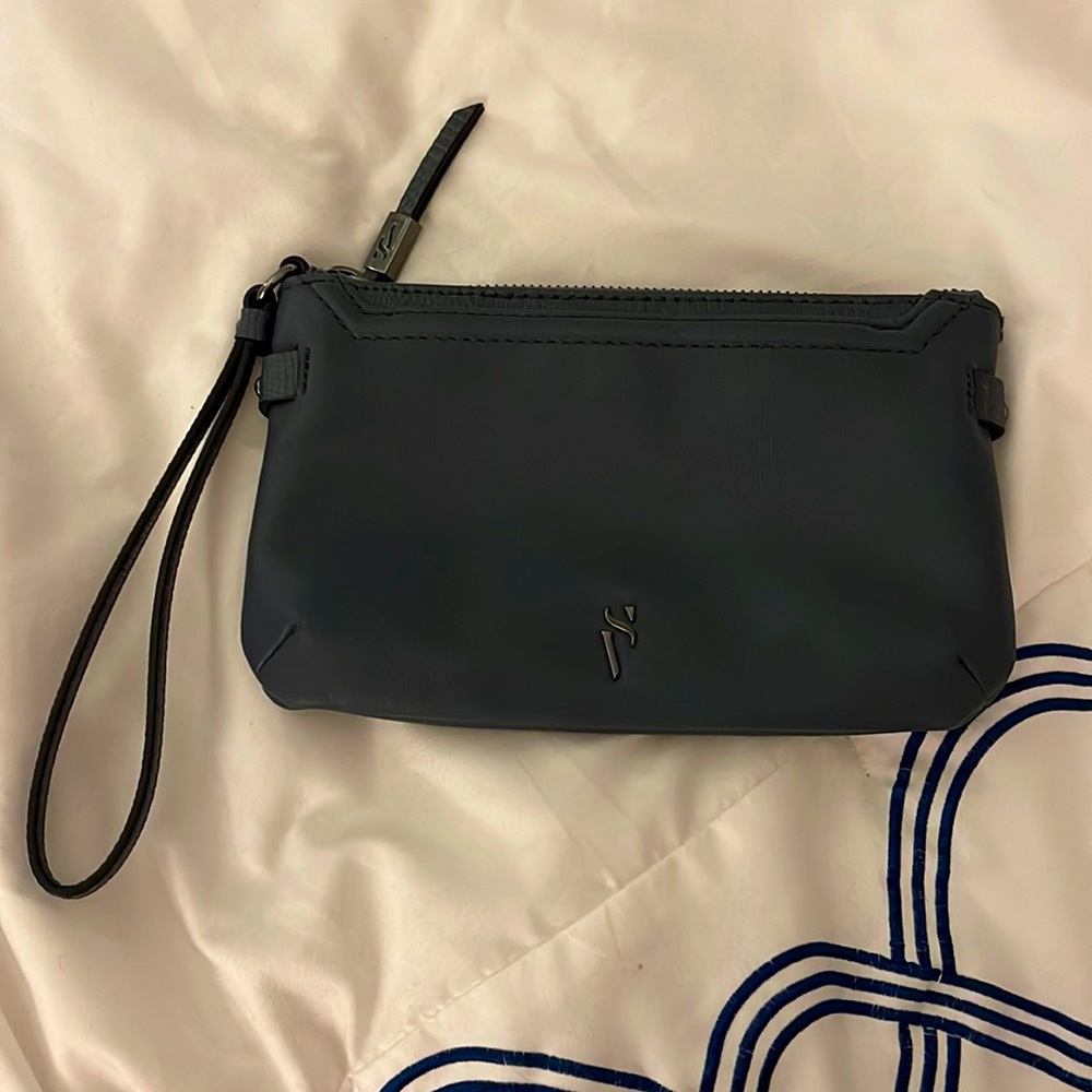 Nwot Simply Vera gray leather faux wristlet. Great condition! Two outer pockets.